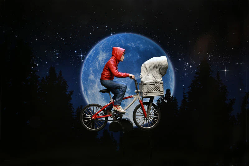 E.T. / E.T. & Elliott 40th Anniversary Display Figure - Image 11